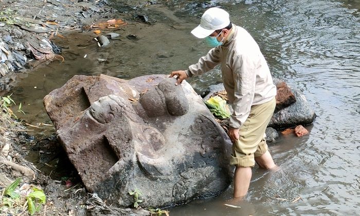 Benda Purbakala Berbentuk Kala yang Ditemukan di Sungai Kranggan Diduga dari Masa Peralihan Abad 12