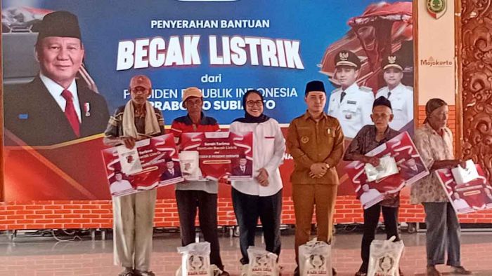 Presiden Prabowo Serahkan Becak Listrik untuk 100 Tukang Becak di Mojokerto