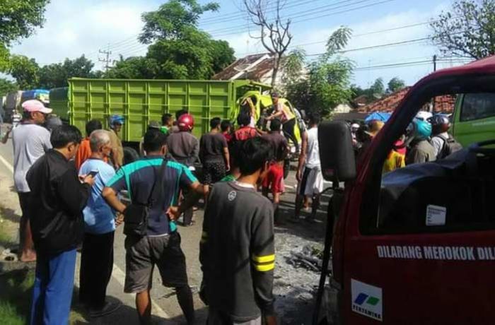 Adu Moncong Dua Truk di Tuban, 1 Orang Meninggal dan 3 Luka-luka Adu Moncong Dua Truk di Tuban, 1 Orang Meninggal dan 3 Luka-luka