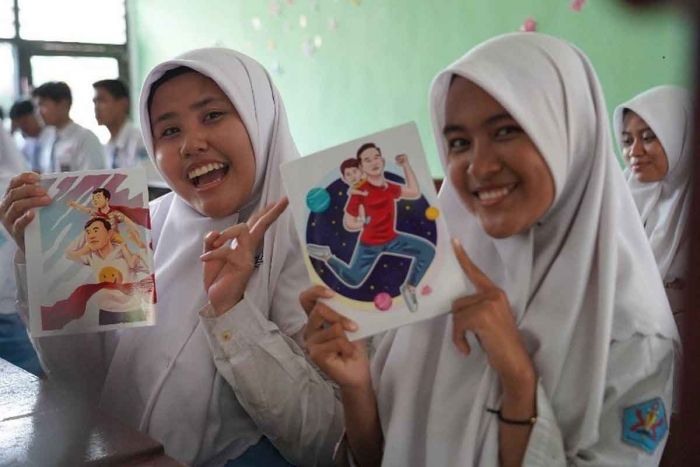 Kunjungi SMAN 10, Wapres Gibran Bagikan Buku Bersampul Dirinya dan Anaknya