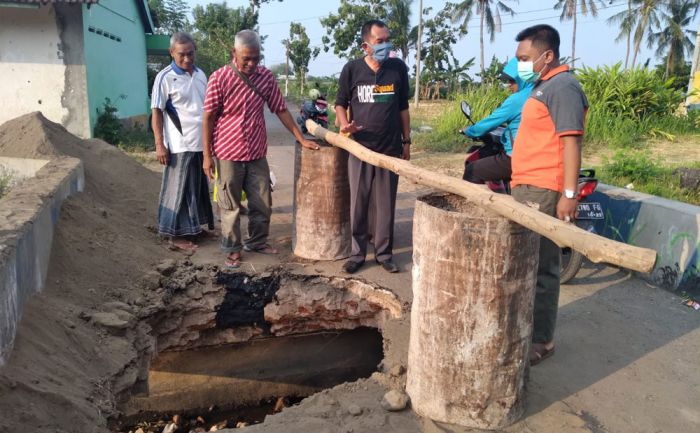 Sering Dilalui Dump Truck Pengangkut Tanah Uruk, Jembatan Penghubung Antar Dusun di Situbondo Ambrol