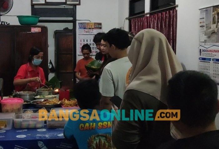 Rekomendasi Kuliner Kota Kediri: Pecel Pincuk Robiyah, Murah Meriah Bercita Rasa Otentik Legendaris Rekomendasi Kuliner Kota Kediri: Pecel Pincuk Robiyah, Murah Meriah Bercita Rasa Otentik Legendaris