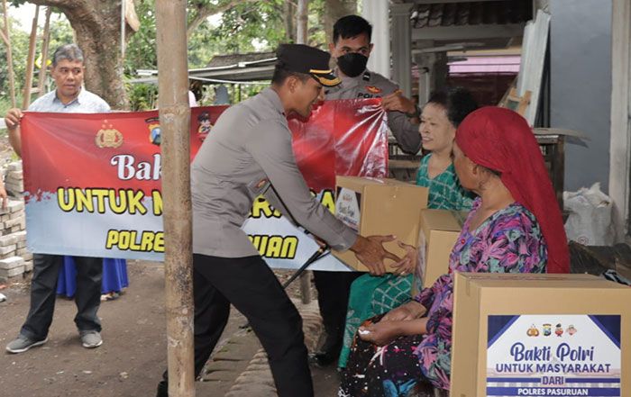 Bersama Polsek Sukorejo, Polres Pasuruan Gelar Bakti Sosial di Desa Wonokerto