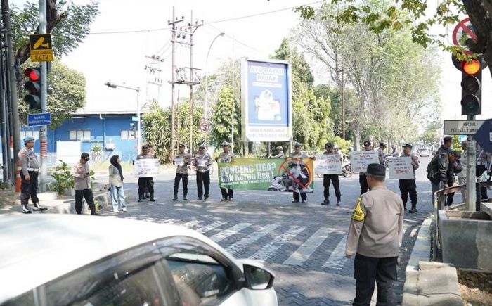 Hari Terakhir Operasi Patuh Semeru 2025, Polsek Tenggilis Mejoyo Kampanye Bahaya Balap Liar Hari Terakhir Operasi Patuh Semeru 2025, Polsek Tenggilis Mejoyo Kampanye Bahaya Balap Liar