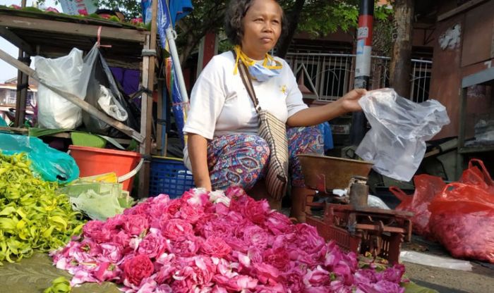 Masyarakat Diimbau Tak Ziarah Kubur Jelang Ramadan, Penjual Bunga di Blitar Keluhkan Sepi Pembeli