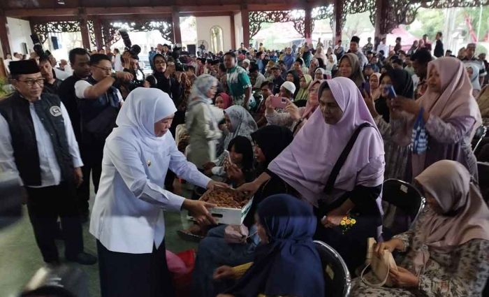 Ungkap Kebahagiaan saat Berhaji, Gubernur Khofifah Bagikan Kurma untuk Warga di Pamekasan Ungkap Kebahagiaan saat Berhaji, Gubernur Khofifah Bagikan Kurma untuk Warga di Pamekasan