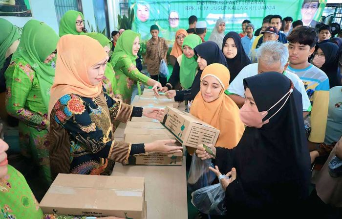 Khofifah dan Pimpinan Muslimat NU Bagikan 1.000 Paket Lebaran Keluarga Jusuf Kalla