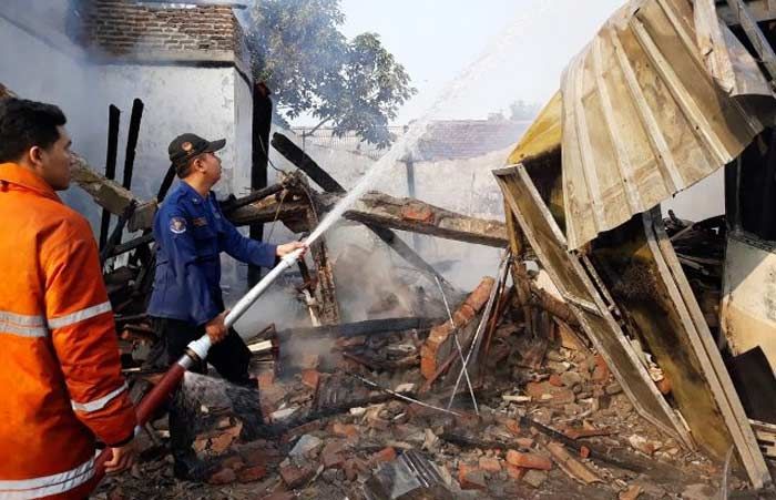 Kios Bensin Pertamini di Desa Durungbedug Candi Terbakar