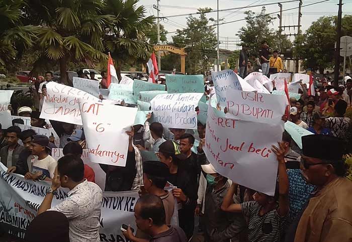 Tuntut Dugaan Mutasi Jabatan Bodong Diusut, Ratusan Warga Demo Kantor BKPSDA