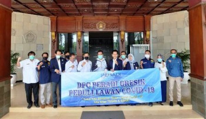 Peduli Dampak Covid-19, Peradi Gresik Serahkan Sembako dan Masker kepada Satgas 