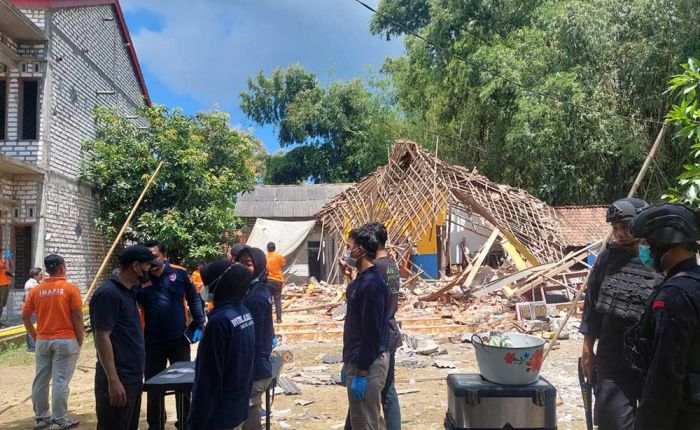 Gegana Temukan 5 Selongsong Petasan di Reruntuhan Rumah Bekas Ledakan