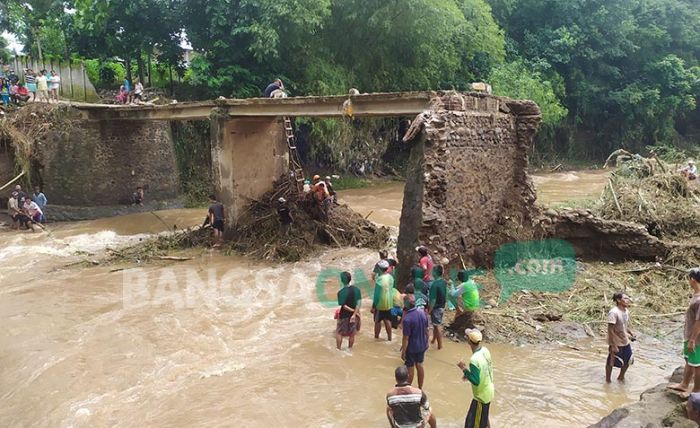 Diterjang Banjir Bandang, Jembatan di Bareng Putus