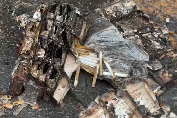 Bantu Pemadaman Bus Pahala Kencana yang Terbakar di Bangkalan, Warga Temukan Rokok Ilegal Bantu Pemadaman Bus Pahala Kencana yang Terbakar di Bangkalan, Warga Temukan Rokok Ilegal