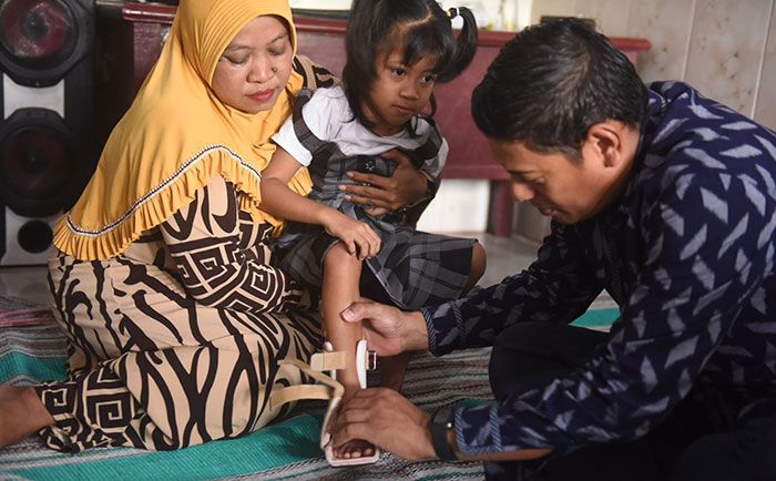 Wali Kota Kediri Bantu Sepatu AFO pada Anak Disabilitas dan Biaya Hidup untuk Yatim HIV/AIDS