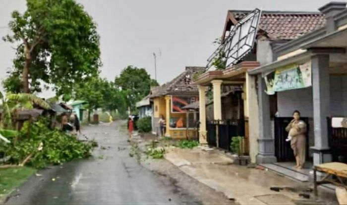 Hujan Es dan Angin Kencang Kembali Melanda Jombang, Belasan Rumah Rusak