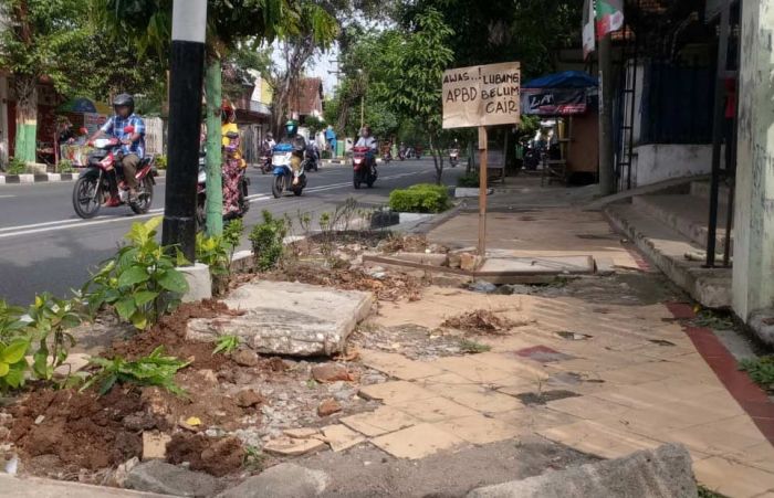 Rusak dan Berlubang, Sejumlah Trotoar di Tuban Belum Diperbaiki