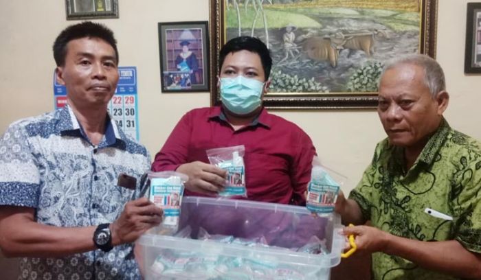 Empati Wabah Covid-19, Pengacara Ini Bagikan Alat Pelindung Diri ke Warga Surabaya