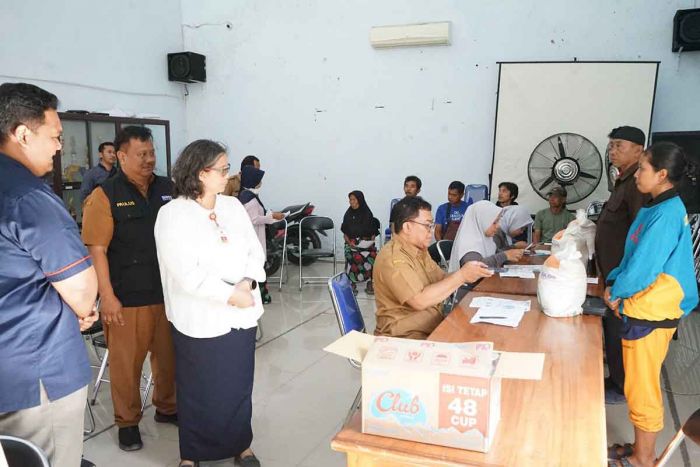 Pj Wali Kota Kediri Tinjau Penyaluran Bantuan Pangan Cadangan Beras Pemerintah di 2 Kelurahan