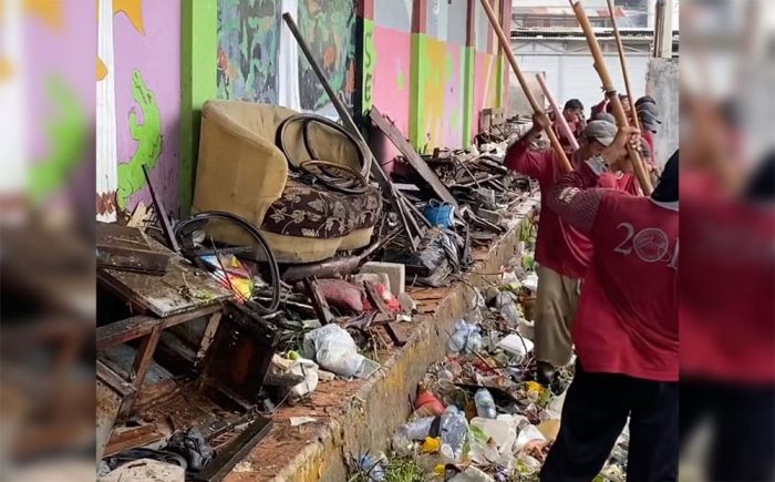 Dua Pompa di Kalisari Jebol Tersangkut Kursi, Eri Minta Warga Berhenti Buang Sampah ke Sungai Dua Pompa di Kalisari Jebol Tersangkut Kursi, Eri Minta Warga Berhenti Buang Sampah ke Sungai