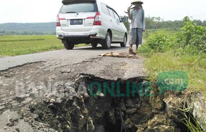 Awas, Jalan Ambrol di Senori-Parengan Ancam Keselamatan Pengendara