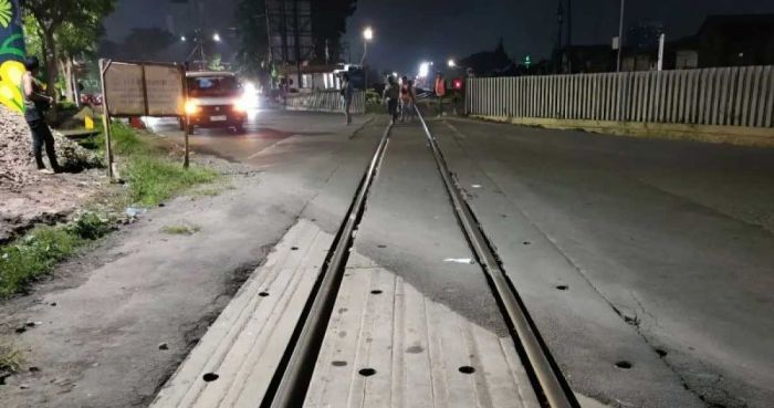 Tingkatkan Keselamatan, Daop 8 Surabaya Pasang Blok Rel di Wonokromo