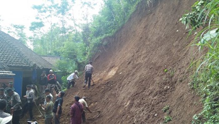 10 Titik di Kecamatan Gandusari Longsor, 9 Rumah Rusak, 1 Luka-Luka