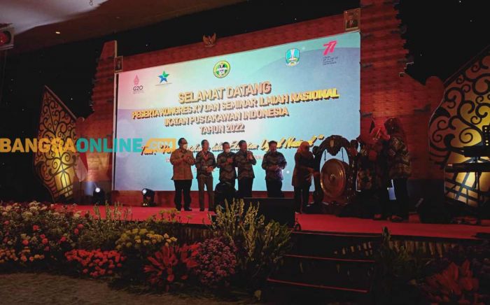 Buka Kongres XV IPI, Khofifah Tekankan Pentingnya Peningkatan Literasi dan Ekosistem Digital