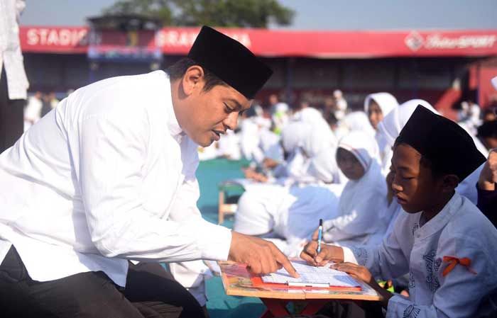 Puluhan Ribu Siswa di Kediri Bersama-sama Menulis Al-Quran