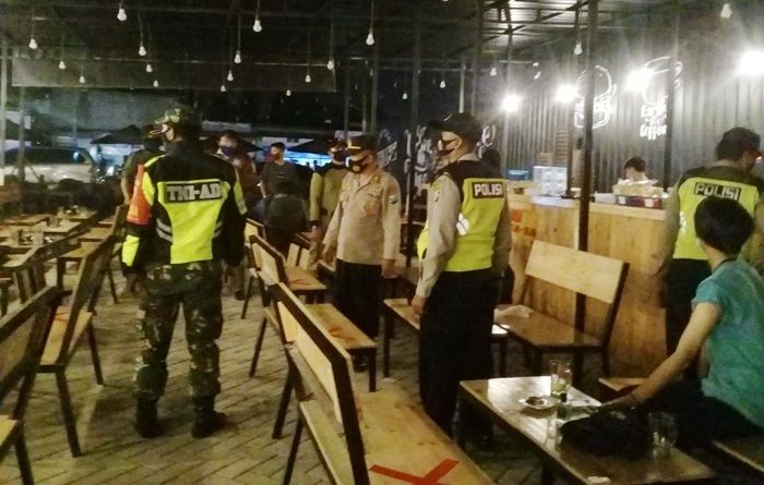 Pertegas Jam Malam, Polsek Krian Gelar Operasi Yustisi PPKM di Warung, Kafe, dan Pertokoan