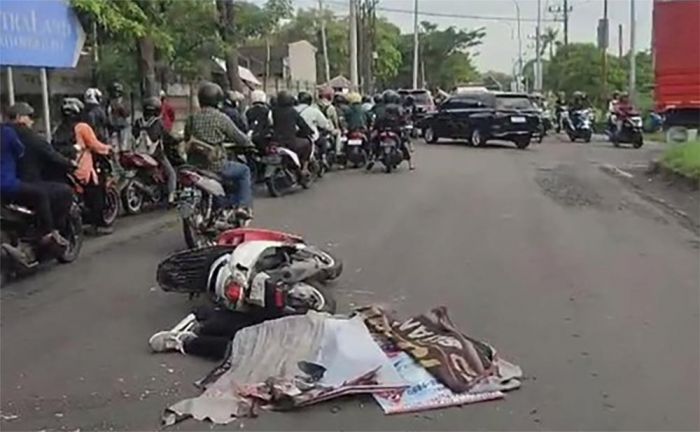 Laka di Driyorejo Gresik, Pemotor Tewas Terlindas Truk Usai Terserempet Mobil
