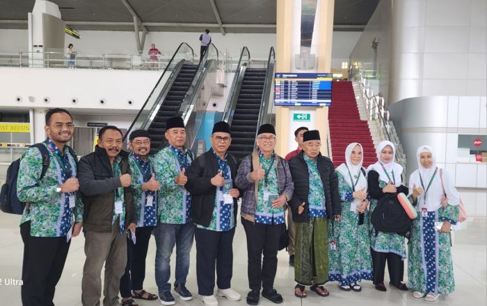 Sejumlah Tokoh Politik dan Pers Jatim Umrah Bersama Kiai Asep