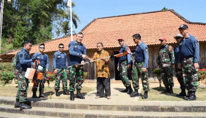 TNI AU Berikan Bantuan Semen untuk Rabat Jalan