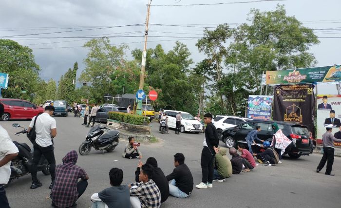 Blokade Jalan Raya, Paguyuban Pemuda Desak Ketua PMI Bangkalan Mundur