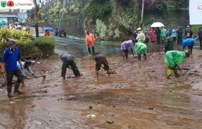 Hujan Deras, Sungai Paron Meluap dan Seret Mobil di Tulungrejo Kota Batu