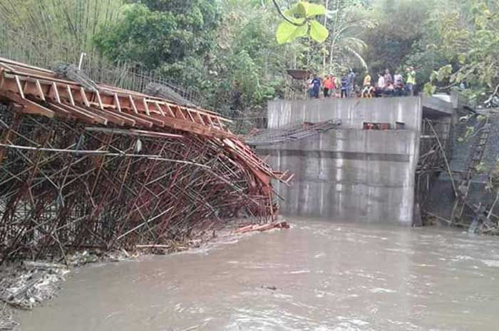 Belum Selesai Dibangun, Kerangka Jembatan Kali Klatak Roboh Diterjang Luapan Air