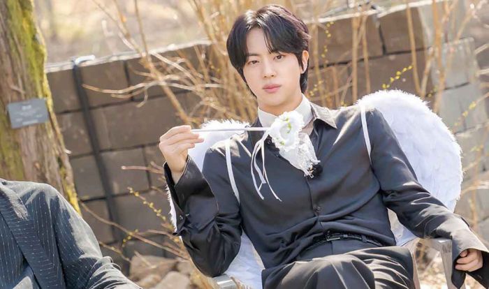 Visual Jin BTS Curi Perhatian di Screwballs Visual Jin BTS Curi Perhatian di Screwballs