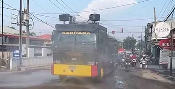 Polres Gresik Semprot Jalan Berdebu Imbas Proyek Pelebaran Jalan Yosowilangun-Suci