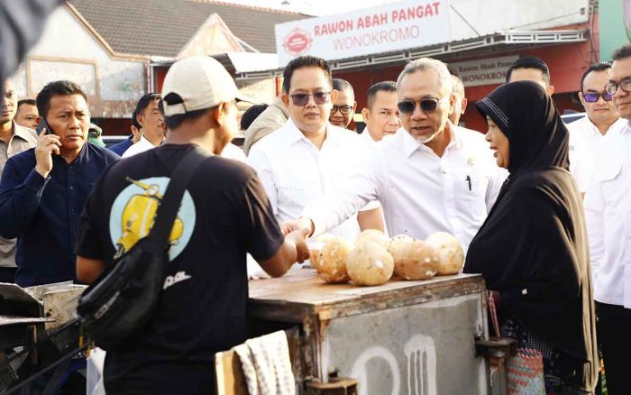 Dampingi Pembantu Presiden di Sidoarjo, Pj Gubernur Jatim Pastikan Harga Bapok Stabil dan Stok Aman