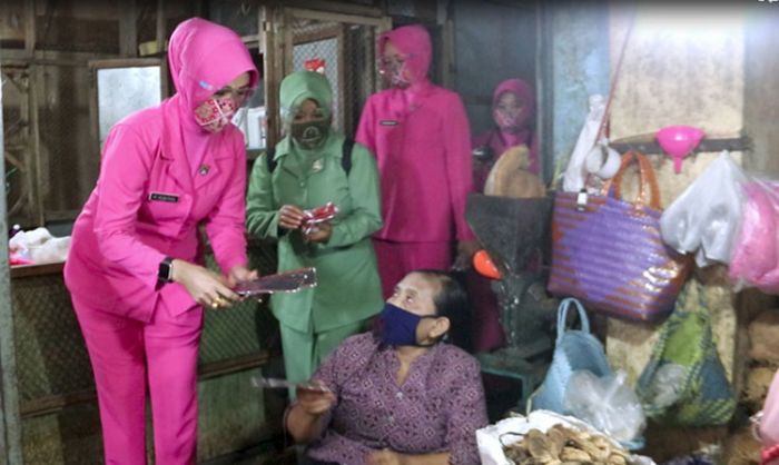 Gelorakan Jatim Bermasker, Bhayangkari dan Persit Ngawi Blusukan ke Pasar Tradisional