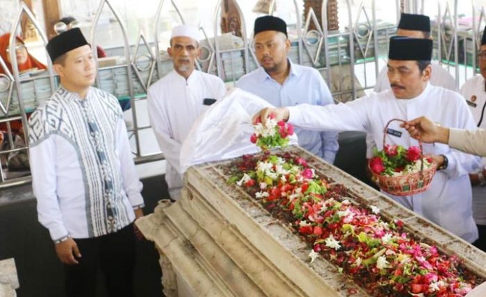 Pimpin Ziarah ke Makam Waliyullah, Wabup Qosim Doakan Gresik Terbebas Virus Corona