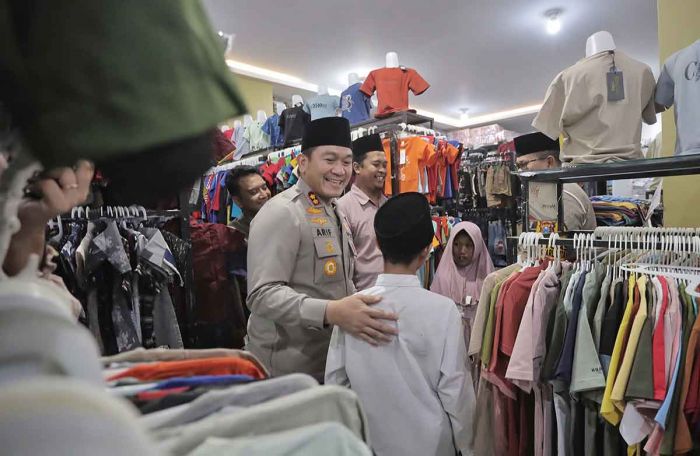 Riangnya Anak Yatim Piatu saat Diajak Kapolres Blitar Belanja Baju Lebaran