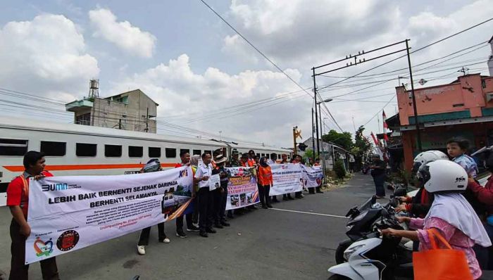 Sambut HUT RI, KAI Daop 7 Madiun Kampanyekan Keselamatan di 80 Titik Perlintasan 