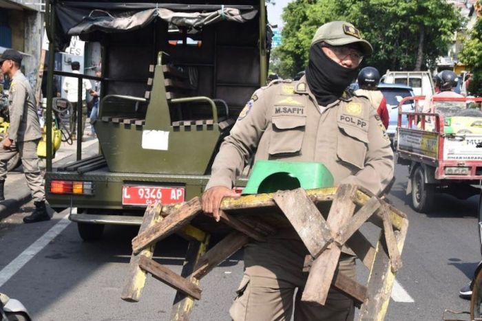 Satpol PP Surabaya Terjunkan 50 Petugas untuk Tertibkan Lapak PKL di Jalan Kenjeran hingga Ngaglik