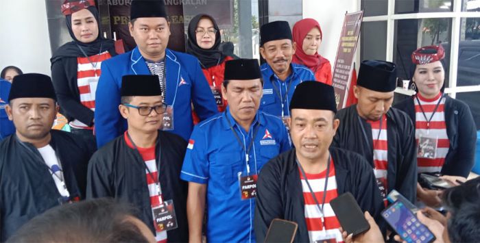Targetkan Tembus 4 Besar, Demokrat Bangkalan Naik Becak Menuju KPU