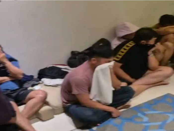 Polisi Grebek Pesta Seks Gay di Hotel Midtown Surabaya, 34 Pria Bugil Diamankan Polisi Grebek Pesta Seks Gay di Hotel Midtown Surabaya, 34 Pria Bugil Diamankan
