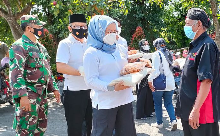 Peduli Pedagang Terdampak Pandemi, Kadin Kabupaten Kediri Bagikan 500 Paket Sembako