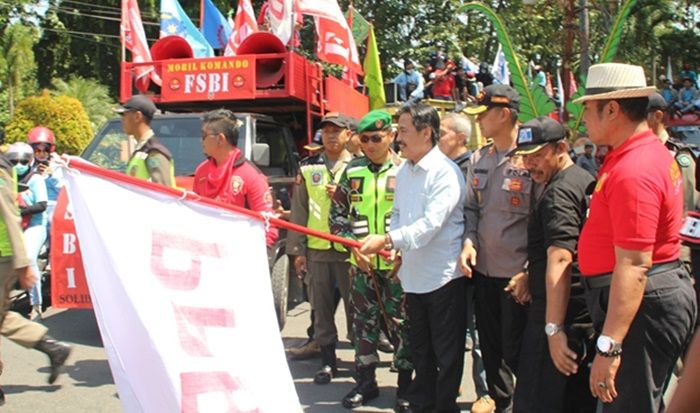 Wabup Sidoarjo Berangkatkan Ribuan Buruh ke Surabaya 