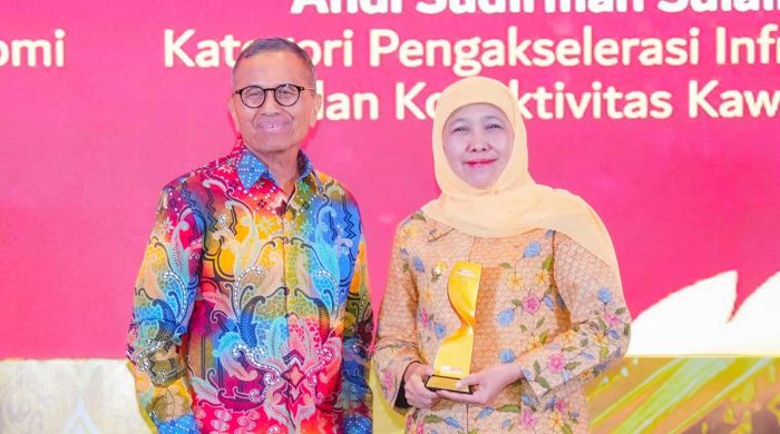 Gubernur Khofifah Raih 2 Penghargaan Top Regional Leader 2026