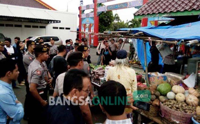 Eksekusi Kios di Klenteng Tuban Nyaris Ricuh, Dua Kubu Bersitegang