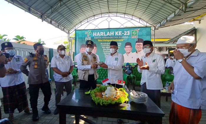 Peringati Harlah Ke-23, DPC PKB Bangkalan Gelar Vaksinasi Covid-19 dan Pembagian Sembako